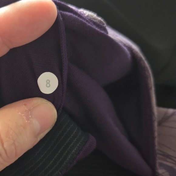 ⭐️Lululemon Purple Tank With Feather Print Size 8 - Picture 6 of 6